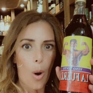 Elsa Fayer Instagram - Je vous présente La Fuerza ! Le vin des Caraïbes qui donne de la force aux hommes qui le boivent ! Plus besoin d’aller à la salle, un p’tit verre et hop des tablettes !  Si c’est pas magique ça ! 😂 #collector #happymoments