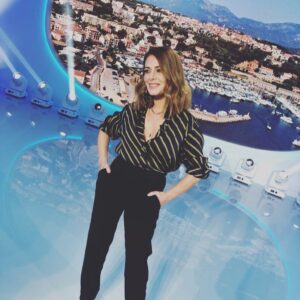 Elsa Fayer Instagram - Coulisses #Loto @tf1 digne malgré une jambe de bois 😂 Chemise rayée @gerarddarel collier sautoir @aristocrazy et ma best team coiffure @sylvain.decolfmacker make-Up @sonienhim et stylisme @laura_klebaner_styliste