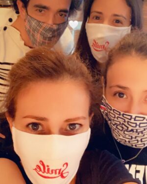 Elsa Fayer Instagram - Family masque ! Ce soir c’est les retrouvailles masquées. Si vous aimez ces masques mes sœurs ont lancé une ligne de masques hyper stylés . Rendez-vous sur le site www.lonkelshop.com. Il reste encore des pièces trop jolies  dépêchez vous ! A demain pour le loto ! 💋💋💋😷😷