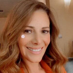 Elsa Fayer Instagram - Hello hello !! A tout à tout de suite pour l’Euromillions #coulisses @fdjofficiel  Styliste en confinement @laura_klebaner_styliste  Bracelet fond orange @lesgeorgettes_byaltesse