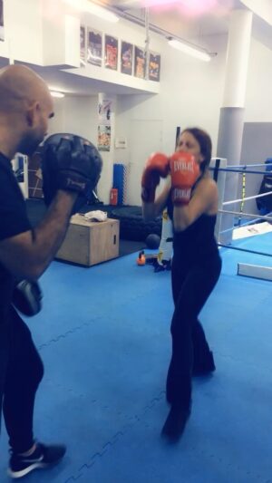 Elsa Fayer Instagram - Boxing day with the best #CedricANAD  @trainingdayboxing . 
Il m’a fait suer ! 😅 Mais ça fait un bien fou ! 
#prepatournage #onlacherien 
Merci Cédric pour tes conseils et ta bonne énergie qui pousse à toujours se dépasser 🙏#maitremyagi il
Mes courbatures me feront penser à toi encore demain 😂