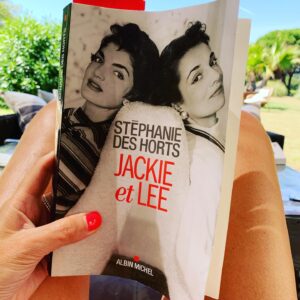 Elsa Fayer Instagram - Mon roman de l’été, #jackieetleealbinmichel  un vrai régal ! Le rapport entre ces deux sœurs est aussi complexe que passionnant. Je vous le recommande ! 😉  #summer #lecturedumoment 🌴☀️@stephanie.des.horts