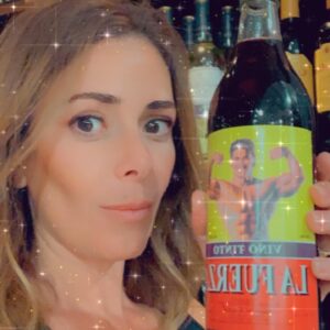 Elsa Fayer Instagram - Je vous présente La Fuerza ! Le vin des Caraïbes qui donne de la force aux hommes qui le boivent ! Plus besoin d’aller à la salle, un p’tit verre et hop des tablettes !  Si c’est pas magique ça ! 😂 #collector #happymoments