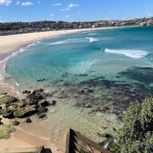 Elsa Fayer Instagram - La lumière de #sydney🇦🇺 en cette saison est renversante !! Il fait Frais mais tellement énergisant d’être ici ! #bondibeach #bestspot Bisous de l’autre bout du monde les amours 😘