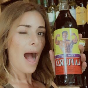 Elsa Fayer Instagram - Je vous présente La Fuerza ! Le vin des Caraïbes qui donne de la force aux hommes qui le boivent ! Plus besoin d’aller à la salle, un p’tit verre et hop des tablettes !  Si c’est pas magique ça ! 😂 #collector #happymoments