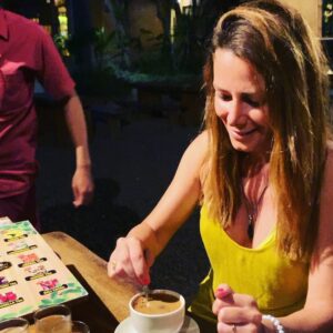 Elsa Fayer Instagram - Expérience balinaise ! Dégustation du café le plus cher du monde. Le café luwak. Ce petit animal digère les grains de café et ils sont récupérés.... je vous laisse deviner la suite😂 #holidayexperience #funnyanimals #whatelse ☕️#cafecaca #ancestraltraditions #summertime #familytimes