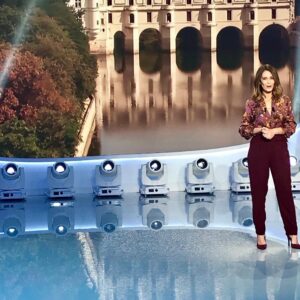 Elsa Fayer Instagram - #aboutlastnight Look #Loto @fdj_officiel @tf1 21 millions ont été remportés hier 👏Chemise @mktstudio.  Médaille @thomassabo  Collier cœur @elisetsikisparis  Thanks to my Dream team  Make Up @sonienhim  Coiffure Celine.  Stylisme @laura_klebaner_styliste