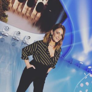 Elsa Fayer Instagram - Coulisses #Loto @tf1 digne malgré une jambe de bois 😂 Chemise rayée @gerarddarel collier sautoir @aristocrazy et ma best team coiffure @sylvain.decolfmacker make-Up @sonienhim et stylisme @laura_klebaner_styliste