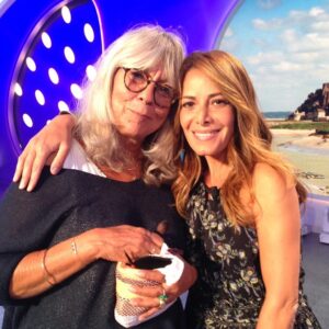 Elsa Fayer Instagram - Ma Pascale, ma petite fée, mon amie . Merci pour ces merveilleuses années passées avec toi . Aujourd’hui dans mon infinie tristesse je pense à tous ceux qui t’aiment et te garderont dans leurs cœurs, toute l’équipe bien sûr, mais surtout tes enfants à qui tu vas cruellement manquer. Repose en Paix ma beauté Thierry t’attendait. @k.lou_chapichapo 🖤
