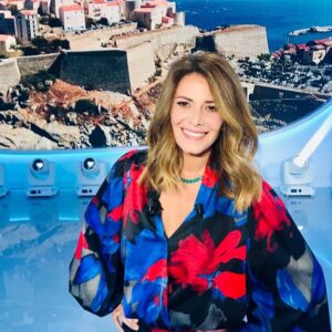 Elsa Fayer Instagram - Si heureuse de vous retrouver 😘! Merci à @oudparis pour la tenue , jamais sans mes pierres fétiches @midobras .
@fdj_officiel @tf1