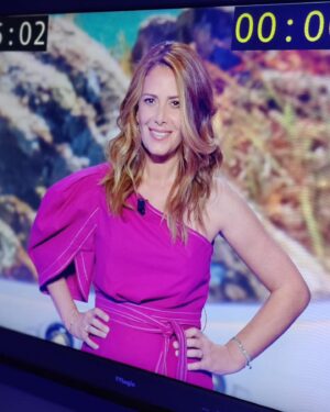 Elsa Fayer Instagram - Coulisses euro millions de ce soir ! 
Robe @claudiepierlot 
Stylisme @laura_klebaner_styliste et @emilizedresser 
Make Up @sonienhim 
Hair : Seb Griggio 
Sérum boost et éclat topissime les filles : 
@skinceuticals HA intensifier. 
@lorealparis 
Love u , à demain pour le loto 😘