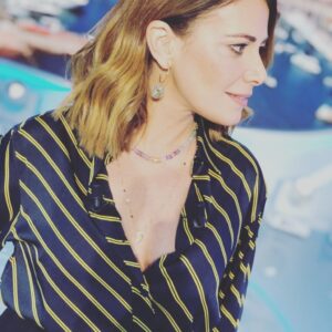 Elsa Fayer Instagram - Coulisses #Loto @tf1 digne malgré une jambe de bois 😂 Chemise rayée @gerarddarel collier sautoir @aristocrazy et ma best team coiffure @sylvain.decolfmacker make-Up @sonienhim et stylisme @laura_klebaner_styliste