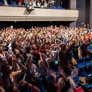 Elsa Punset Instagram - Mi primera visita a la magnífica isla de Fuerteventura me deja dos recuerdos imborrables. 
Anoche, di una conferencia de la mano de la Cámara de Comercio de Fuerteventura, un gran anfitrión para un evento cálido y multitudinario… ¡Gracias! 🙌
Y hoy, día de visita por la isla, he batido un récord inolvidable y peculiar: ¡nunca había visto tantos arcoíris en un solo día! Han aparecido junto a un faro, encima del mar, en la playa, en los valles… Han sido dos días maravillosos. 🌸¡Gracias y hasta pronto!

#camaradecomerciodefuerteventura #elsapunset #inteligenciaemocional #tiemposextraordinarios #optimismointeligente #fuerteventura