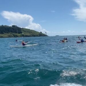 Elsa Punset Instagram - Este fin de semana hemos despedido en el mar que tanto quiso, en Falmouth (Gales), a nuestro amigo kayakista Toby Carr. Emocionante momento, rodeado de  sus amigos y familia. Inolvidable recuerdo ❤️ #tobycarr