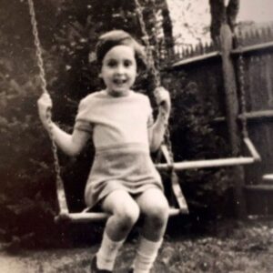 Elsa Punset Instagram - La pequeña Elsa de esta fotografía vivía en una sociedad que no veía  como iguales a niños y niñas. De entrada, la llegada de una hija no solía celebrarse como la llegada de un hijo. Empezabas mal porque crecías como ciudadana de segunda. No te conocían, pero nada más nacer ya arrastrabas enormes prejuicios ciegos acerca de tus capacidades, tus habilidades y tu destino. Las primeras trabas era legales: hasta 1972, las mujeres menores de 25 años necesitaban contar con el permiso paterno si deseaban independizarse, excepto para ingresar en una orden religiosa o para casarse. Si te casabas, requerías de autorización de tu marido para conseguir un pasaporte, o hasta 1975, de una “licencia marital” para trabajar o comprarte una casa. Si trabajabas, tu trabajo valía menos, una brecha salarial que aún arrastramos. La igualdad legislativa no llegaría hasta 1981. La igualdad real tardará mucho más en conseguirse. ¿Qué le diría a mi niña? Que no se deje limitar o asustar. Que queda mucho por hacer, pero que recuerde que el mundo cambia a mejor poco a poco, esfuerzo tras esfuerzo, generación tras generación, y que no podemos malgastar el talento, las ganas ni la creatividad de ninguna persona. Que agradezca siempre y nunca olvide el ejemplo y la valentía de tantas personas en la lucha por la igualdad y la justicia. Que tod@s tenemos mucho que aportar, da igual nuestra edad, nuestro género, donde nacimos ni qué creemos. ¡Que no deje apagarse a esa niña soñadora y peleona que lleva dentro! Queda mucho por hacer! @inspiringgirlsint @inspiringirlse @inspiringgirlsmx #thislittlegirlisme #estaniñasoyyo