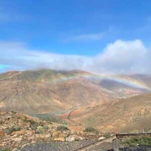 Elsa Punset Instagram - Mi primera visita a la magnífica isla de Fuerteventura me deja dos recuerdos imborrables. 
Anoche, di una conferencia de la mano de la Cámara de Comercio de Fuerteventura, un gran anfitrión para un evento cálido y multitudinario… ¡Gracias! 🙌
Y hoy, día de visita por la isla, he batido un récord inolvidable y peculiar: ¡nunca había visto tantos arcoíris en un solo día! Han aparecido junto a un faro, encima del mar, en la playa, en los valles… Han sido dos días maravillosos. 🌸¡Gracias y hasta pronto!

#camaradecomerciodefuerteventura #elsapunset #inteligenciaemocional #tiemposextraordinarios #optimismointeligente #fuerteventura