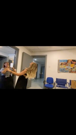 Elvan Dişli Instagram - Bir dublaj dansının daha sonuna geldik @tugbaozyoldass 💃🏼 💃🏼 enerjisini sevdiğim , sezon kapanışı çok şık oldu ha?😂❤️