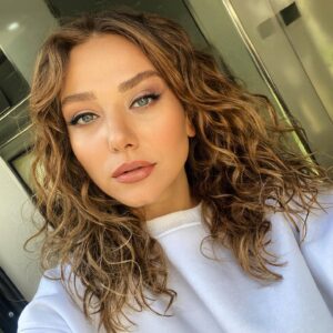Elvan Dişli Instagram - Aşk bu kızılötesi, yaralı müzesi , hareket edemem…