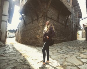 Elvan Dişli Instagram - İlk fotoğraf çekildiğim köşede Birgi’yi dinliyorum ...