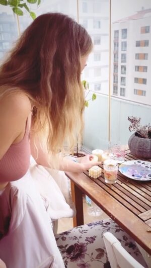 Elvan Dişli Instagram - Evde doğal mum yapmak için gerekli video geldi, koşuuuun🤪
Missss gibi koktuuuu🌸🌸🌸 
Malzemeler :
-soya parafini
-doğal uçucu yağ (ben lavanta ve paçuli tercih ettim , siz ne isterseniz:))
- süslemek için de kuru lavanta, gül , portakal kabuğu , hibiscus ekledim 
Veeee bardaklara doldurduk soğumaya bıraktık 💜💜 bu kadar 💜💜💜 
Herkes evde denesin:)))
Fikir için @dbudakkk , video için @zeynephatipoglu çok teşekkürler 🕺🕺🕺