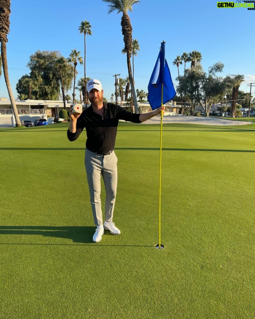 Elysia Rotaru Instagram - #tistheseason for Christmas markets, catching up on loads of laundry, baking, organizing gemstones, family and friends, good ol’festive fun and a hole in one. ⛳️ #christmasinthedesert🎄🌵