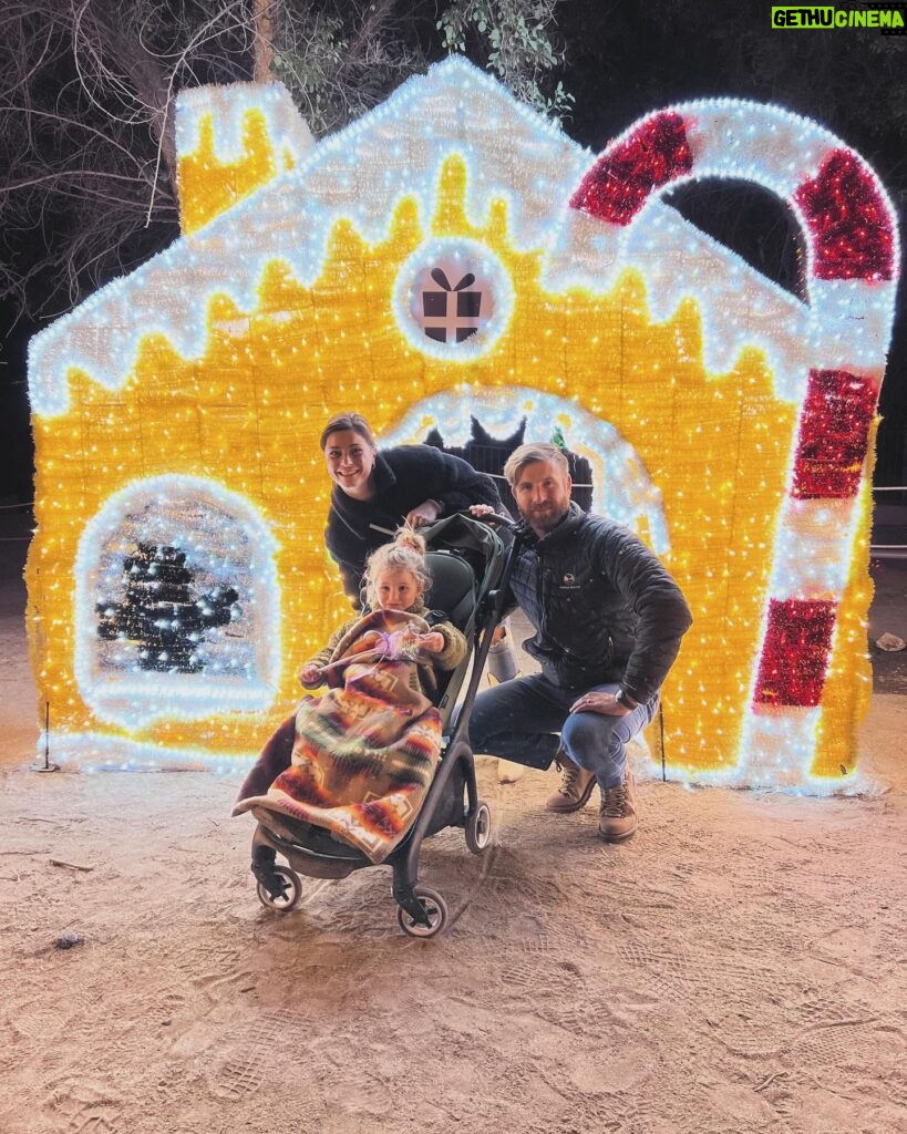 Elysia Rotaru Instagram - #tistheseason for Christmas markets, catching up on loads of laundry, baking, organizing gemstones, family and friends, good ol’festive fun and a hole in one. ⛳️ #christmasinthedesert🎄🌵