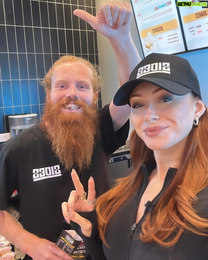 Elz The Witch Instagram - when iconic gingers unite 👩🏻‍🦰👨🏼‍🦰 hosting the new @eatsides store opening at Lakeside with @hardestgeezer 🤝🏻