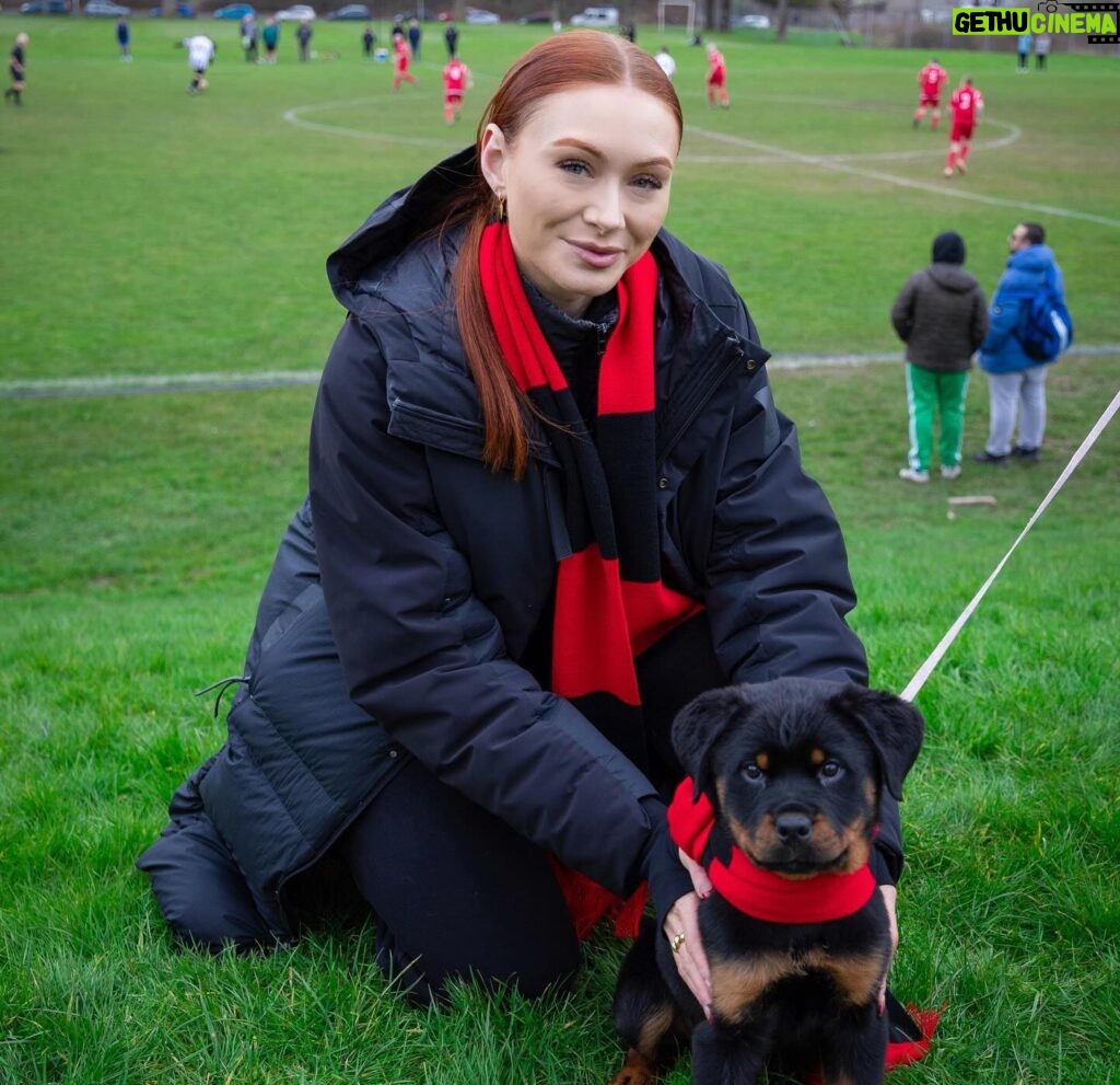 Elz The Witch Instagram - AD I recently travelled to Swansea to support Cwm Albion aka @Specsavers Best Worst Team ⚽️ I had the best time pitch side speaking with manager Harry Redknapp and being a pitch announcer 👏 WHAT a game it was!! ​ ​ Follow their season by searching ‘Specsavers’ Best Worst Team’ on YouTube.​