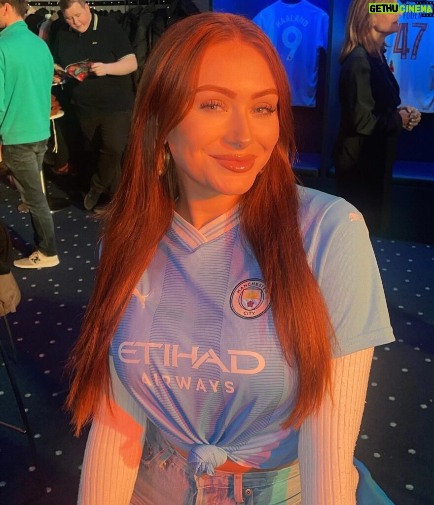 Elz The Witch Instagram - W’s at the Etihad starter pack 🤝🏻⚽️🩵