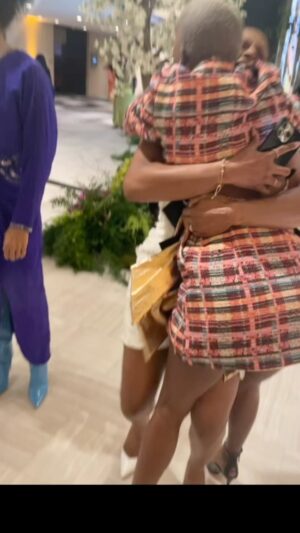 Emayatzy Corinealdi Instagram - So she ran full speed into my arms with a huge jump hug and wrapped her full self around my one leg hastily planted in a 6 inch stiletto. And of course she made it look good because she is @dericacolewash 
Now that’s love. 
And strength.🤣 @essence #essencebwih #JaxandDerica @onyxcollective