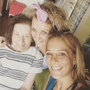 Emel Çölgeçen Instagram - Tüm annelerin anneler günü kutlu olsun:) #annelergünü
