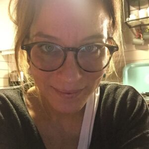 Emel Çölgeçen Instagram - Haftanın tam ortasında, kitabın arasında, fırının sıcaklığında bir akşam... Öylesine...