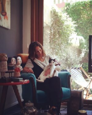 Emel Çölgeçen Instagram - Bir köşe... İçinde aşk, sanat, mutluluk var... En önemlisi umut var #herşeyçokgüzelolacak ...
