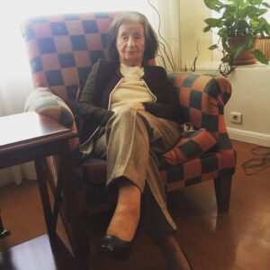 Emel Çölgeçen Instagram - Canım anneannem zor bir son dönemin oldu ama bak tüm sevdiklerinle buluşmaya gittin hepsini arıyordun zaten değil mi, şimdi berabersiniz, ne güzel... Dedemi çok öp benim için sıkı sıkı sarıl ona olur mu seni seviyoruz...