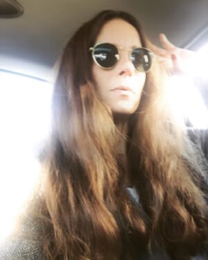 Emel Çölgeçen Instagram - Trafikte sıkışınca biraz sıkılmış olacağım ki kamera ve ışıkla oynamaya başladım ☺️ #light