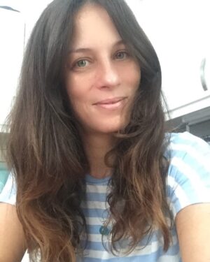 Emel Çölgeçen Instagram - Evet saçlarım uzadı, evet hafta miskin başladı ve evet bugün ilk defa aşure yapacağım... Öyle bir pazartesi... Ha bu arada sabahki bulutlar dağıldı güneş yerinde her şey yolunda... ☀️