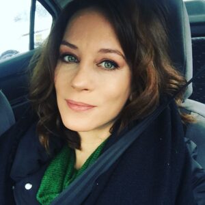 Emel Çölgeçen Instagram - Kış, yağmur, trafik... Olsun yarın oyun var #aslindaozgursun 🎈