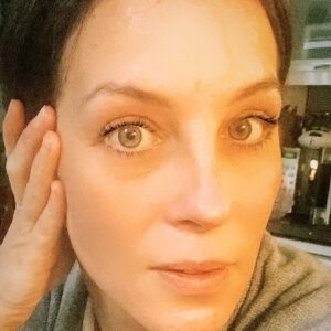 Emel Çölgeçen Instagram - Kapandık yine... Yine pozitife değil de negatife şükrediyoruz... Bildiğimiz her şey tepetaklak oldu... Kendimizi korumaya çalışıyoruz. Her şeye rağmen güneşin doğacağına kucaklaşacağımıza, kahkahalarla gülüp eğlenip dans edeceğimize inancımla nefes alıyorum... Hareketli ve sağlıklı günler bizi bekliyor yeter ki biz hazır olalım... Ruhen bedenen hazır olalım. Evde kalıp gelecek günlerin hayalini kuralım... Gülümseyelim... Özlemenin tadını çıkaralım ki kavuşmak muhteşem olsun ❤️