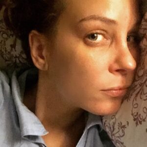 Emel Çölgeçen Instagram - Bu gece güzel rüyalar görsek ya... #iyigeceler