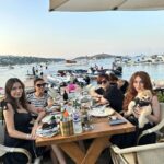 Emel Müftüoğlu Instagram - Canim ahretligim gelmis anali kizli bodrum sefasi @sevimatuk @irmakkkgunes @cagrimuftuoglu @baykittyy