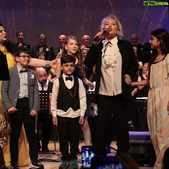 Emel Sayın Instagram - 🧿 Aylin Vatankoş Türk Müziği Korosu ve Jeoloji Mühendisleri Odası TSM Korosu,Şef Aylin Vatankoş’un yönettiği muhteşem bir konser verdi.13 Mayısta gerçekleştirilen bu konserde Emel Sayın şarkıları seslendirildi.Ben dinleyici olarak katıldım ama mavi boncuğu beraber söyledik.Ağladım,güldüm,eğlendim,gururlandım. Bu konserde emeği olan herkesi tebrik ediyor,sonsuz teşekkürlerimi ve sevgilerimi iletiyorum.💝🌹🧿