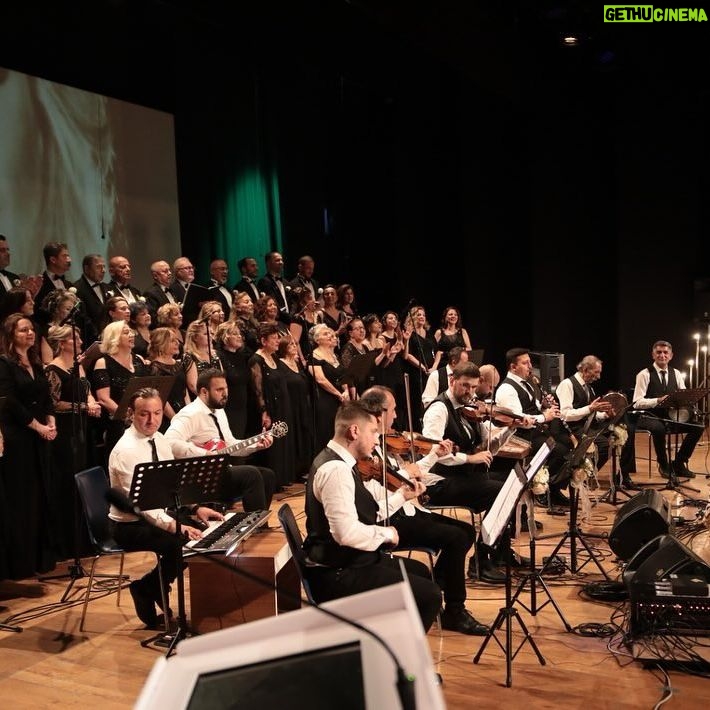 Emel Sayın Instagram - 🧿 Aylin Vatankoş Türk Müziği Korosu ve Jeoloji Mühendisleri Odası TSM Korosu,Şef Aylin Vatankoş’un yönettiği muhteşem bir konser verdi.13 Mayısta gerçekleştirilen bu konserde Emel Sayın şarkıları seslendirildi.Ben dinleyici olarak katıldım ama mavi boncuğu beraber söyledik.Ağladım,güldüm,eğlendim,gururlandım. Bu konserde emeği olan herkesi tebrik ediyor,sonsuz teşekkürlerimi ve sevgilerimi iletiyorum.💝🌹🧿