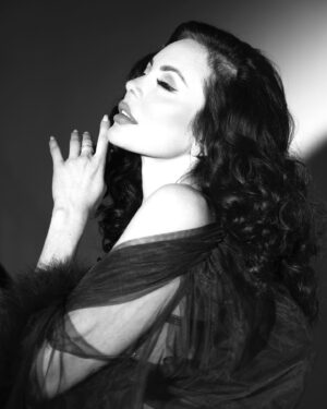 Emelina Adams Instagram - @vtgesther turned me into an old Hollywood starlet with this hair ✨

Photographer: @gregorio 
Makeup: @taniamariaglow 
Wearing: @solistawear 
Location: @arsenic