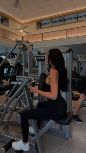 Emelina Adams Instagram - Super Bowl weekend work out sesh wearing @shop_utg 🖤