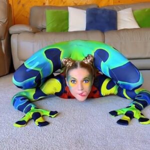 Emerald Gordon Wulf Instagram - I’m just a frog, looking for her prince 🐸👑💋💗
Costume by @shapeshifterzco 
#contortion #contortionist #flexible #flexibility #halloween #funny #relatable #humor #halloweencostume #strongwomen #handstand #handbalance #circus #cirque #cirquedusoleil #animals #frog #cuteanimals
