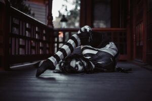 Emerald Gordon Wulf Instagram - I couldn’t stop laughing with this nose 🤥 Should I post the video of me trying to scare some tourists but failing miserably when my wig fell off?
Photos by @kalialexsis  #fail 
#Contortion #contortionist #flexible #flexibility #scary #horrormovies #horror #creepy #creepypasta #laughingjack #it #clown