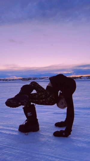 Emerald Gordon Wulf Instagram - Recreated an old favorite in below freezing weather while exploring the amazing frozen landscape with @northstaradventures @aurora_hunter in Yellowknife. This view is unreal!! #contortion #contortionist #flexible #flexibility #robot #dance #sunset #sunsetphotography #winter #winterwonderland #snow #dancer #frozen #relaxing #aesthetic #stretching 
Would you go out in below freezing?
