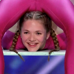 Emerald Gordon Wulf Instagram - Have you seen my @agt audition? I can’t believe I got 4 yeses and @simoncowell was so nice to me! I loved getting to perform in front of @heidiklum @sofiavergara and @howiemandel. If you haven’t seen the whole audition, the link is in my bio. #agt #agtauditions #americasgottalent #contortion #contortionist #flexible #flexibility #splits #oversplits #circuseverydamnday #circusaroundtheworld #circusinspiration #circusinternational #talentedkids #gymnastics #rg #gymnast #dancephotography