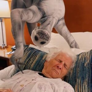 Emerald Gordon Wulf Instagram - Just your friendly neighborhood sleep paralysis demon bugging Granny @rosssmith #contortion #contortionist #flexible #flexibility #funny #scp #scpfoundation #comedy #terror #horror #horrormovies #circus #cirque #cirquedusoleil #dance #creepy #creepypasta #rake #laugh #prank #alien