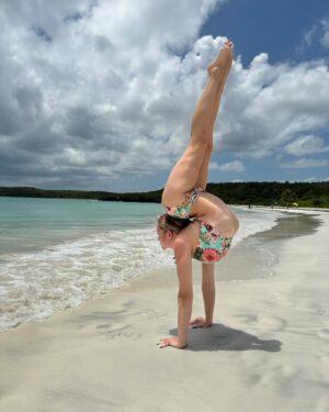 Emerald Gordon Wulf Instagram - I’ve had the best time in paradise! 🌴🌊👙⛱️🏝️☀️
I love Puerto Rico and it had been five years since I’ve visited! My grandparents own a vacation property on the island of Vieques. If you’re ever looking for a trip to paradise, let me know! Where do you like going on vacation? #contortion #flexible #flexibility #contortionist #beach #beachlife #vacation #summer #summertime
